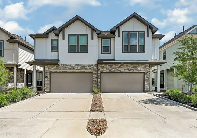 Photo 2 of Townhouse for sale at 4027 Balboa Dr, Rosharon, TX 77583 | MLS# 11901686 | Listing updated on 2026-09-01