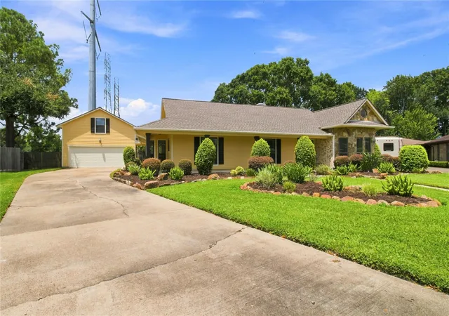 Photo 3 of Single family home for sale at 2118 Canterbury Ct, Deer Park, TX 77536 | MLS# 79576732 | Listing updated on 2026-09-13