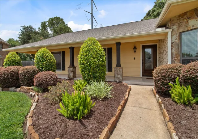 Photo 3 of Single family home for sale at 2118 Canterbury Ct, Deer Park, TX 77536 | MLS# 79576732 | Listing updated on 2026-09-13