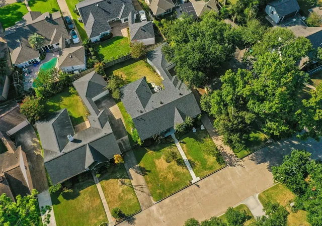 Photo 2 of Sale Pending at 2319 Elmgate Dr, Houston, TX 77080 | MLS# 4112630 | Listing updated on 2026-09-16