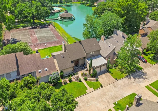 Photo 2 of Single family home for sale at 200 Old Brg Lake, Houston, TX 77069 | MLS# 14732871 | Listing updated on 2026-09-05