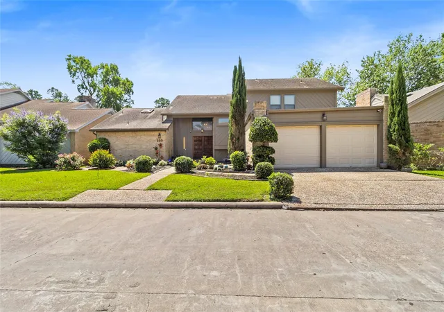 Photo 3 of Single family home for sale at 200 Old Brg Lake, Houston, TX 77069 | MLS# 14732871 | Listing updated on 2026-09-05