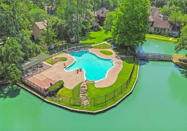Photo 3 of Single family home for sale at 200 Old Brg Lake, Houston, TX 77069 | MLS# 14732871 | Listing updated on 2026-09-05