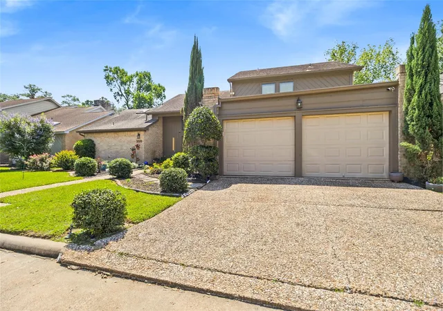 Photo 4 of Single family home for sale at 200 Old Brg Lake, Houston, TX 77069 | MLS# 14732871 | Listing updated on 2026-09-05