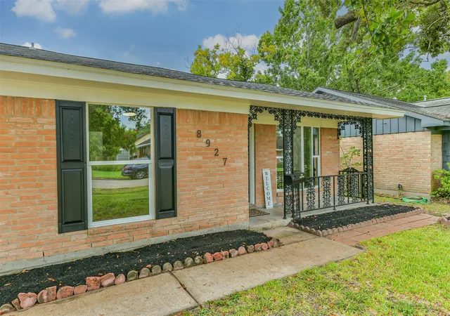 Photo 2 of Single family home for sale at 8927 Alcott Dr, Houston, TX 77080 | MLS# 46064294 | Listing updated on 2026-09-13