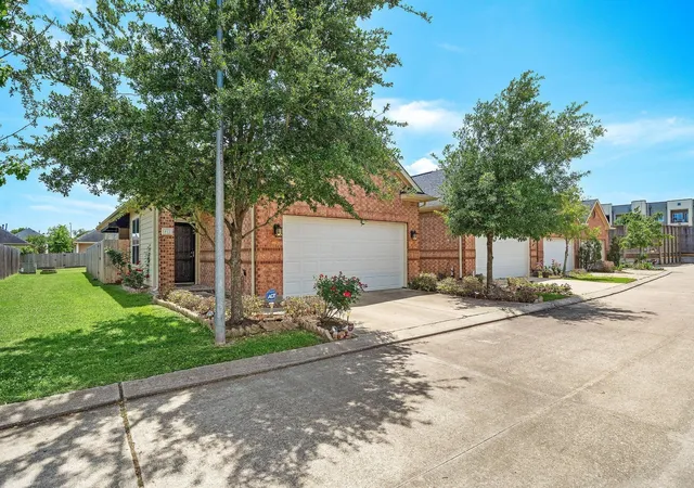 Photo 2 of Single family home for sale at 912 Sweet Pine Dr, Katy, TX 77450 | MLS# 91708418 | Listing updated on 2026-09-10