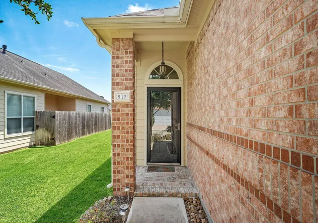 Photo 3 of Single family home for sale at 912 Sweet Pine Dr, Katy, TX 77450 | MLS# 91708418 | Listing updated on 2026-09-10