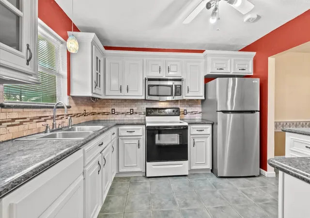 Photo 2 of Townhouse for sale at 1025 Willow Oaks Cir, Pasadena, TX 77506 | MLS# 40585643 | Listing updated on 2026-09-22