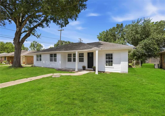 Photo 1 of Single family home for sale at 724 Oriole Ln, Pasadena, TX 77502 | MLS# 50345047 | Listing updated on 2026-09-12