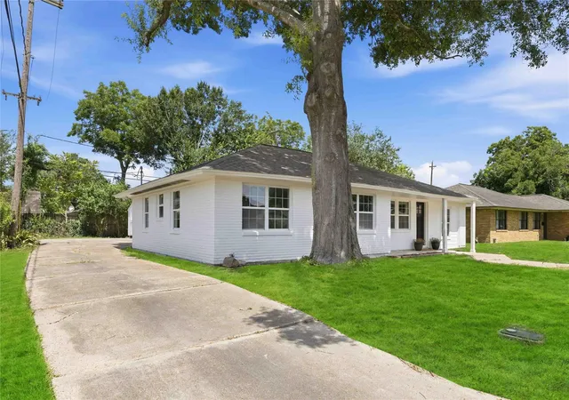 Photo 2 of Single family home for sale at 724 Oriole Ln, Pasadena, TX 77502 | MLS# 50345047 | Listing updated on 2026-09-12