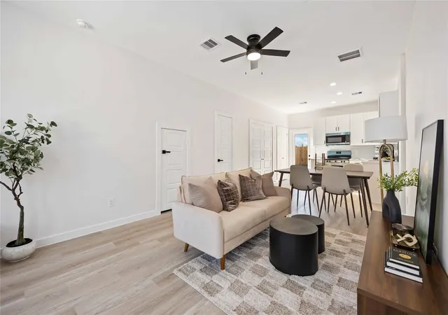 Listing Photo 5 - Condo for sale in building located at 7217 & 7219 Sandra St, Houston, TX 77028 - Unit #A-D