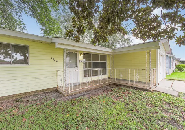 Photo 2 of Single family home for sale at 1306 Glencrest Dr, Pasadena, TX 77502 | MLS# 94804963 | Listing updated on 2026-09-16