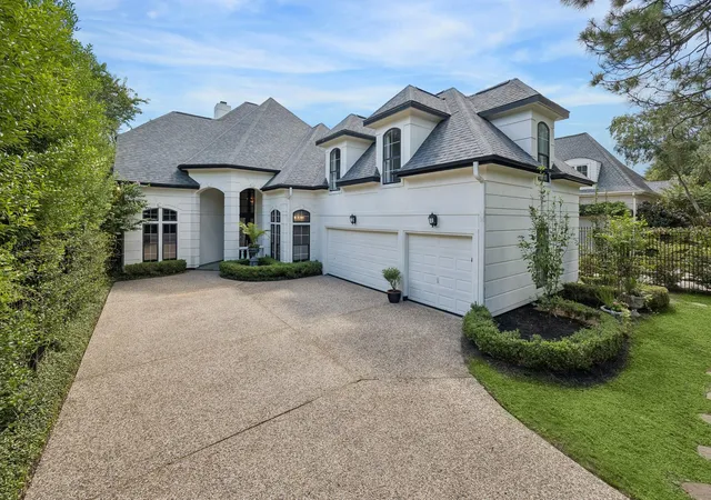 Single family home for sale at 33 W Broad Oaks Dr, Houston, TX 77056 | MLS# 85981742