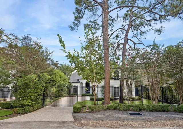 Photo 1 of Single family home for sale at 33 W Broad Oaks Dr, Houston, TX 77056 | MLS# 85981742 | Listing updated on 2026-09-20