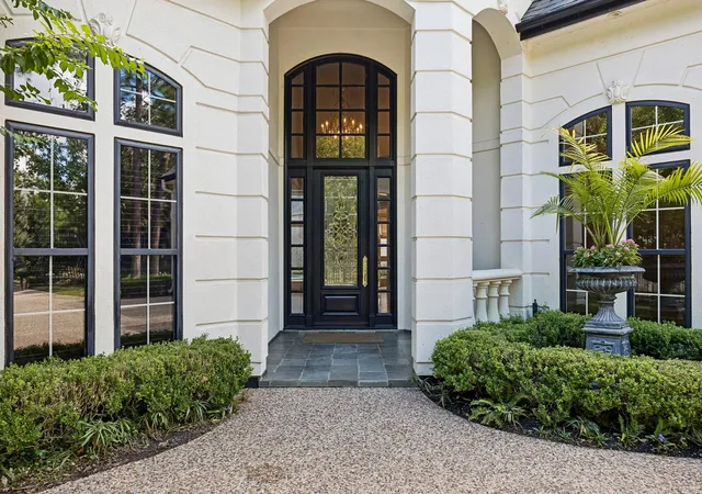 Photo 2 of Single family home for sale at 33 W Broad Oaks Dr, Houston, TX 77056 | MLS# 85981742 | Listing updated on 2026-09-20