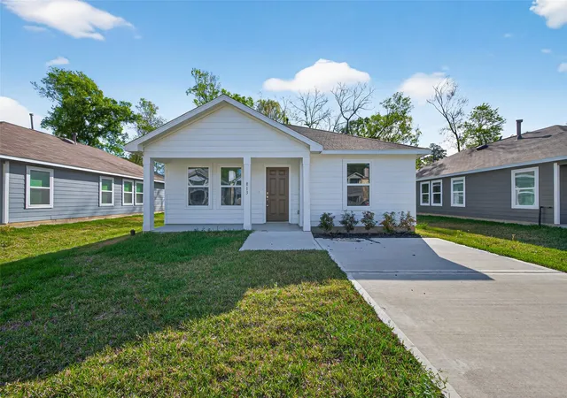 Photo 2 of Single family home for sale at 813 Jefferson Ave, Cleveland, TX 77327 | MLS# 12313104 | Listing updated on 2026-10-23