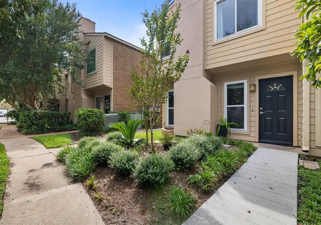 Photo 3 of Townhouse for sale at 1500 Sandy Springs Rd #22, Houston, TX 77042 | MLS# 10602554 | Listing updated on 2026-10-08