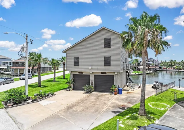 Photo 4 of Single family home for sale at 214 Easterly Dr, Galveston, TX 77554 | MLS# 29407811 | Listing updated on 2026-09-05