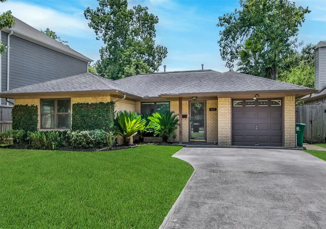 Photo 1 of Sale Pending at 1423 Thornton Rd, Houston, TX 77018 | MLS# 72063510 | Listing updated on 2026-09-20