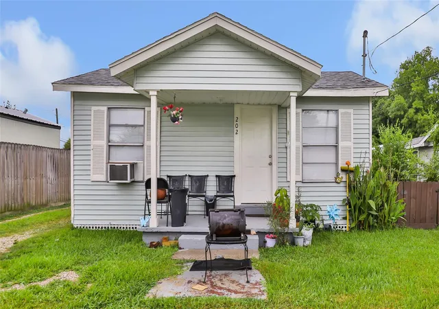 Photo 1 of Single family home for sale at 202 North 3rd St, Highlands, TX 77562 | MLS# 80922671 | Listing updated on 2026-09-16
