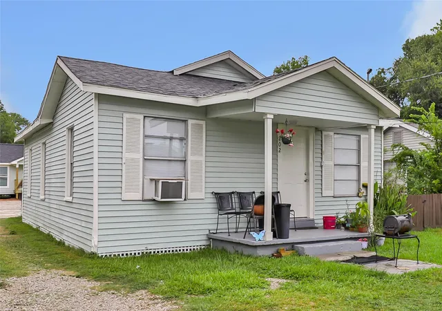 Photo 2 of Single family home for sale at 202 North 3rd St, Highlands, TX 77562 | MLS# 80922671 | Listing updated on 2026-09-16