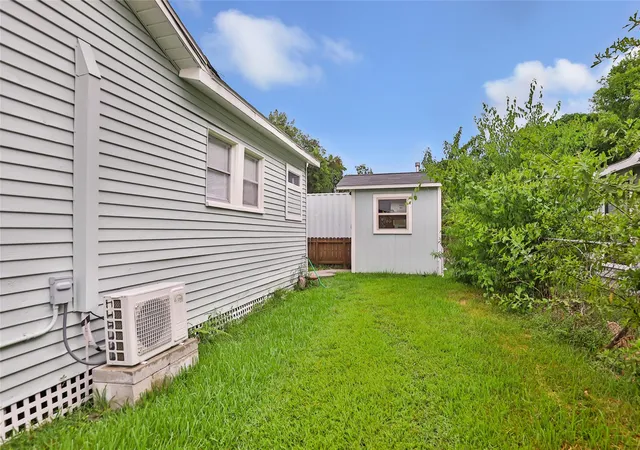 Photo 3 of Single family home for sale at 202 North 3rd St, Highlands, TX 77562 | MLS# 80922671 | Listing updated on 2026-09-16