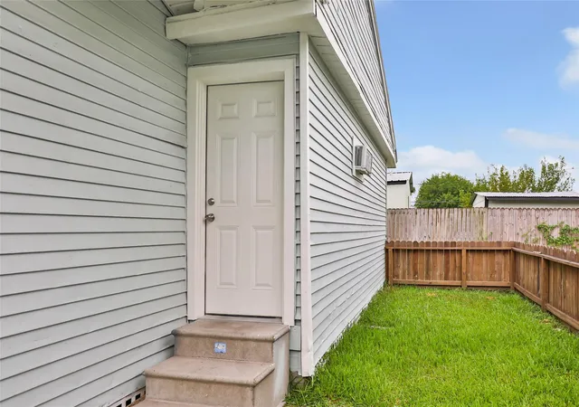 Photo 4 of Single family home for sale at 202 North 3rd St, Highlands, TX 77562 | MLS# 80922671 | Listing updated on 2026-09-16