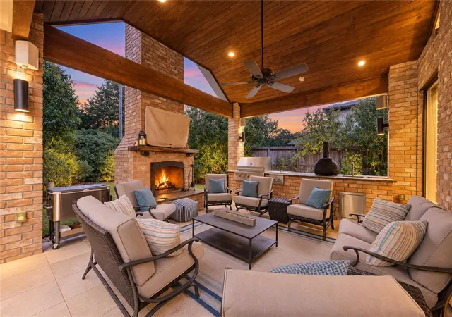 Photo 3 of Sale Pending at 814 Spear Point Cvs, Houston, TX 77079 | MLS# 51093161 | Listing updated on 2026-09-16