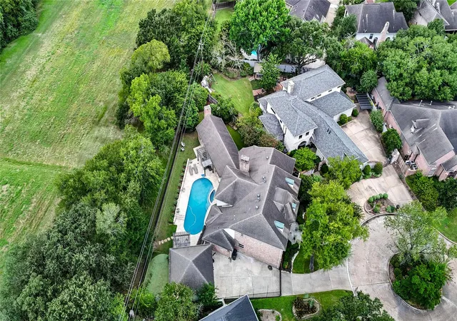 Photo 3 of Sale Pending at 814 Spear Point Cvs, Houston, TX 77079 | MLS# 51093161 | Listing updated on 2026-09-16