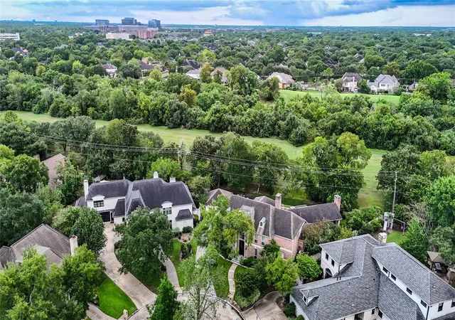 Photo 4 of Sale Pending at 814 Spear Point Cvs, Houston, TX 77079 | MLS# 51093161 | Listing updated on 2026-09-16