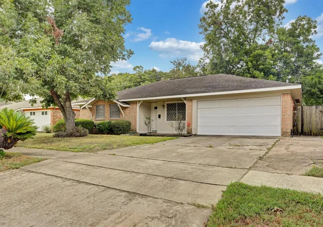 Photo 2 of Sale Pending at 6131 Tiffany Dr, Houston, TX 77085 | MLS# 44391397 | Listing updated on 2026-10-09