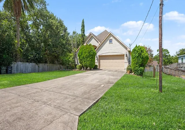 Photo 2 of Single family home for sale at 2424 Rue De Lafitte Dr, San Leon, TX 77539 | MLS# 88266377 | Listing updated on 2026-09-11