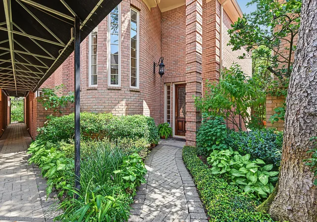 Photo 2 of Single family home for sale at 1924 South Blvd #C, Houston, TX 77098 | MLS# 50876023 | Listing updated on 2026-10-07