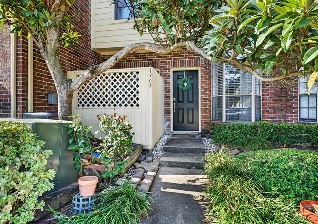 Listing Photo 2 - Condo for sale in building located at 2121 El Paseo St, Houston, TX 77054 - Unit #1703