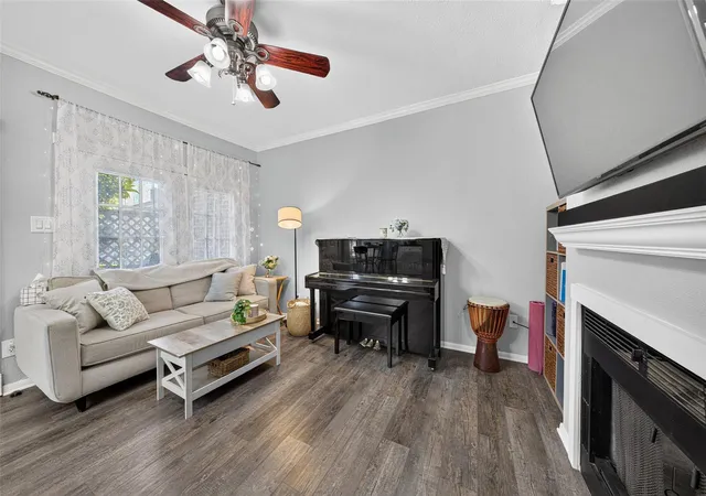 Listing Photo 3 - Condo for sale in building located at 2121 El Paseo St, Houston, TX 77054 - Unit #1703