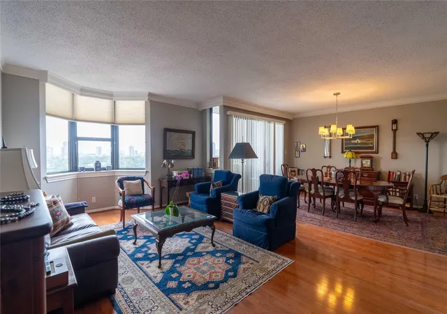 Listing Photo 1 - Condo for sale in building located at 651 Bering Dr, Houston, TX 77057 - Unit #1301
