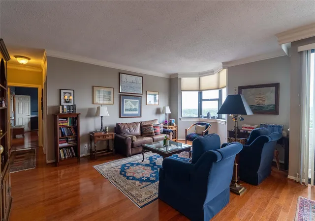 Listing Photo 2 - Condo for sale in building located at 651 Bering Dr, Houston, TX 77057 - Unit #1301