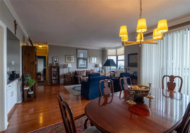 Listing Photo 4 - Condo for sale in building located at 651 Bering Dr, Houston, TX 77057 - Unit #1301