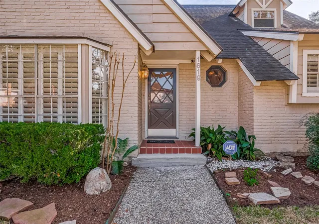 Photo 2 of Single family home for sale at 1619 Crystal Hills Dr, Houston, TX 77077 | MLS# 2291028 | Listing updated on 2026-09-03