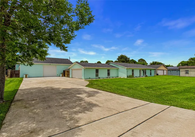Photo 4 of Single family home for sale at 1212 Delores St, Kemah, TX 77565 | MLS# 52314050 | Listing updated on 2026-09-19