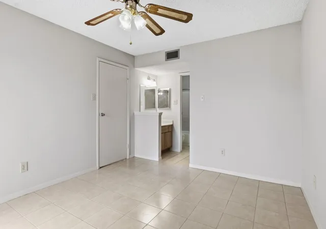 Listing Photo 4 - Condo for sale in building located at 3919 Fairmont, Pasadena, TX 77504 - Unit #148