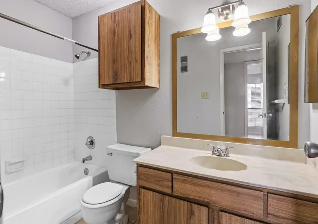 Listing Photo 5 - Condo for sale in building located at 3919 Fairmont, Pasadena, TX 77504 - Unit #148