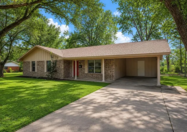 Photo 1 of Single family home for sale at 122 Charles St, Crockett, TX 75835 | MLS# 80591372 | Listing updated on 2026-09-11