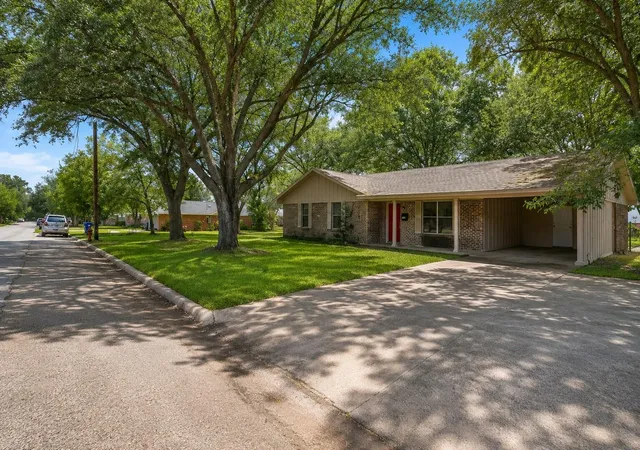Photo 3 of Single family home for sale at 122 Charles St, Crockett, TX 75835 | MLS# 80591372 | Listing updated on 2026-09-11