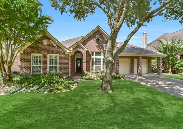 Photo 1 of Sale Pending at 3105 Red Maple Dr, Friendswood, TX 77546 | MLS# 41185841 | Listing updated on 2026-09-18