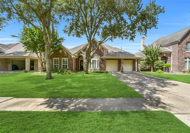 Photo 2 of Sale Pending at 3105 Red Maple Dr, Friendswood, TX 77546 | MLS# 41185841 | Listing updated on 2026-09-18