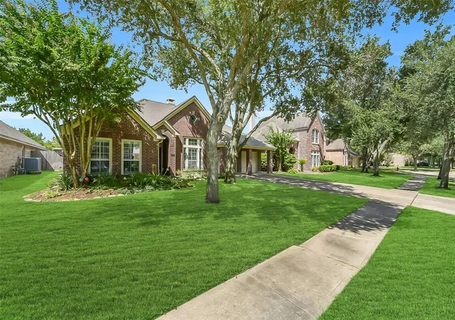 Photo 3 of Sale Pending at 3105 Red Maple Dr, Friendswood, TX 77546 | MLS# 41185841 | Listing updated on 2026-09-18