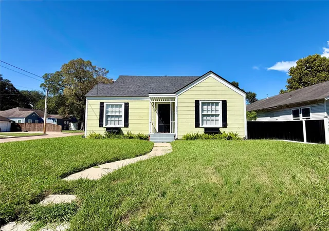 Photo 2 of Single family home for sale at 2401 Centennial St, Liberty, TX 77575 | MLS# 12918892 | Listing updated on 2026-09-17