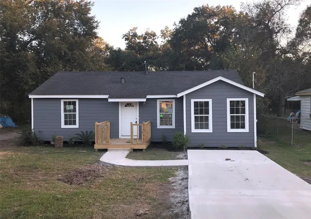 Photo 1 of Single family home for sale at 5238 Carmen St, Houston, TX 77033 | MLS# 49203901 | Listing updated on 2026-09-18