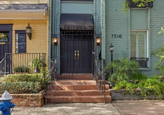 Photo 2 of Townhouse for sale at 7516 Olympia Dr, Houston, TX 77063 | MLS# 74164528 | Listing updated on 2026-09-19